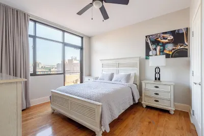 Rooftop Penthouse & Patio w/Spectacular City Views and Secure Onsite Parking فنادق في 