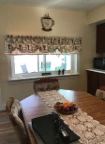 Granny’s House 2 bedroom, 5 miles to ark! Bonus walkthrough space with twin bed.
