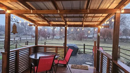 Studio with so much to offer!  Small family and pet friendly.