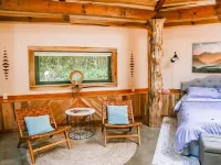 A cozy, romantic cabin perfect for couples.Pets are always welcome, owners too! 맥도웰 카운티 호텔