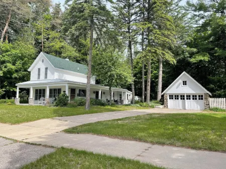 Harbor Springs Ski Retreat — Sleeps 8, Woodstove