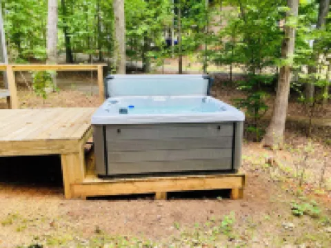 Lakefront 5 bedroom pet-friendly home on Lake Anna w/ game room, hot tub & beach