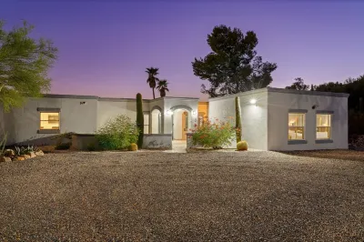 Catalina Foothills/ heated Pool/Guesthouse/sleeps 16 Hotels near Walgreens