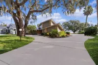 Boat Friendly & Private Pool Hotels in Leesburg