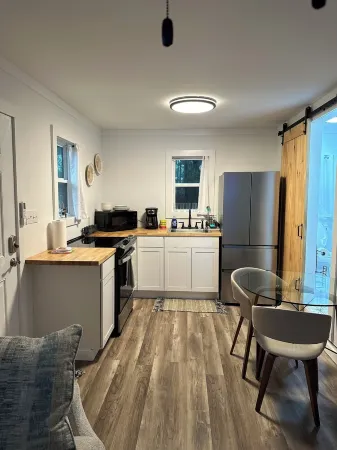 Cozy beach studio within walking distance to the beach.