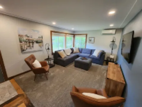 Luxurious remodel near historic downtown Hudson! Hotels in Hudson