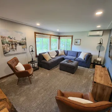 Luxurious remodel near historic downtown Hudson!