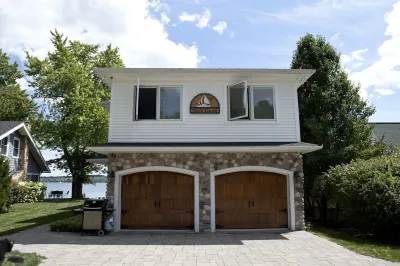 Dad's Cottage★ Private waterfront plus 3 King suites★ Các khách sạn gần Mayflowers Nursery & Garden