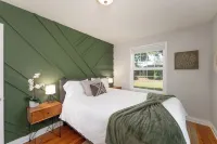 Stylish Escape - Chic & Cozy with Relaxing Backyard