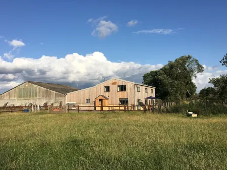 A stylish Barn conversion with the perfect mix of industrial and country styling Отели рядом с достопримечательностью «Tithe Barn»