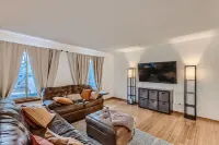 Cheerful 4 Bedroom Home - Back Yard/Game Room!