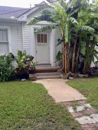 Garden Cottage in the city. Pet friendly!