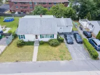 Garage, Fully Fenced Yard, Sleep 7, Walk to Downtown