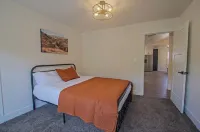 Rustic retreat for the whole family! HOT TUB, game room. SLEEPS 16+ Valley VIEWS Hotels near Bowers Field