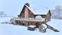 Luxury Cabin w/Heated Pool, 22Min to 7 Springs, HotTub, Sauna, Game Room & Views