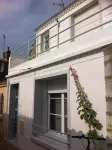 House with courtyard, 200 m from the Remblai and 3 minutes from Les Sables town center on foot!