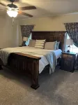 *The Quincy Farmhouse* Newly appointed home in quiet Quincy Park neighborhood. Hotels near Walmart Supercenter