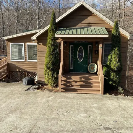 3BR 3BA Cabin, with hot tub, 3 Pools, Boat Ramp with Dock 1 mile away.