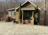 3BR 3BA Cabin, with hot tub, 3 Pools, Boat Ramp with Dock 1 mile away.