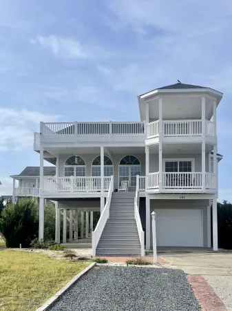 Spacious family home with private beachfront pool and clubhouse