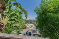 Picturesque Laurel Canyon Home w/Heated Pool/Spa