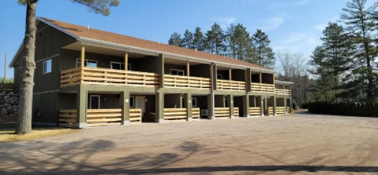 Private Hot Tub! KING Size Bed Traverse City 18 miles *Crystal Mountain 17 miles