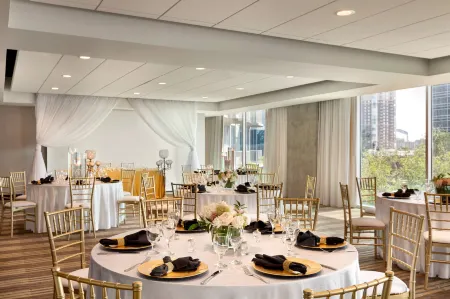 Twelve Downtown, Autograph Collection Отели рядом с достопримечательностью «Америкасмарт»