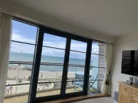 Beachside, stunning apartment with sea and harbour views