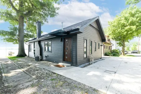 Roxie's Modern Lake Front House on the water!