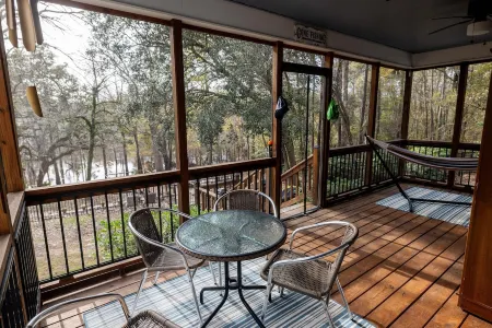 Family/Pet friendly home beside the Waccamaw River.