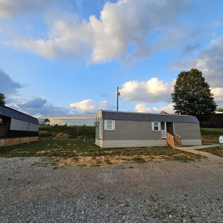 Quaint Cabin - 8 minutes from Ark Encounter!!Country setting, near town!!