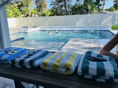 Florida Oasis- Beautiful home sleeps 6 HEATED POOL/NEWLEY RENOVATED