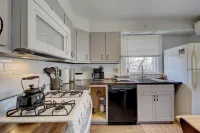 Lovely 2 queen size bedroom apt one block from Rough Draft and Uptown Kingston