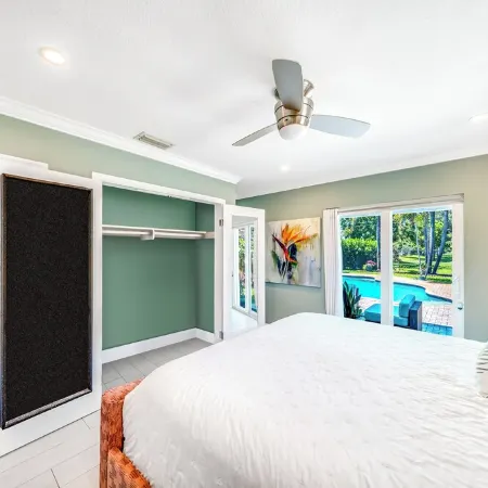 Pool+Bikes+BBQ! Tropical Getaway & Close To Beach!