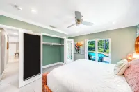 Pool+Bikes+BBQ! Tropical Getaway & Close To Beach!