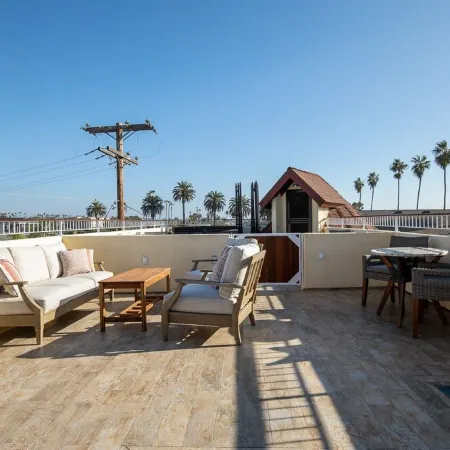Coastal urban Castle w/ giant Ocean view Deck -BBQ and A/C-100 steps to beach!