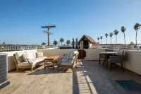Coastal urban Castle w/ giant Ocean view Deck -BBQ and A/C-100 steps to beach!