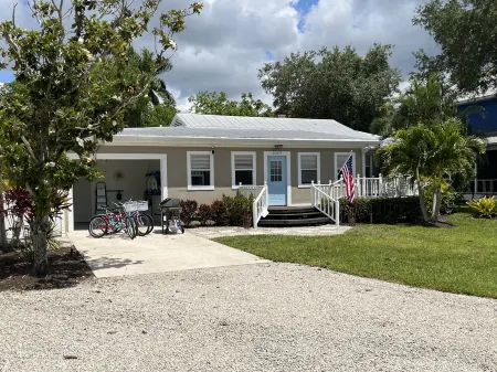 LIVING THE NAPLES LIFE - 3 Bed / 2 Bath with Pool