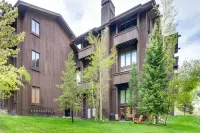 Cozy & Close-in Location, a True Ski-in and Ski Out Location! Great Snow!!
