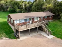 Steps from the water, firepit, large yard, family friendly Hotels in Brule County