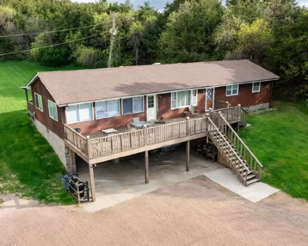 Steps from the water, firepit, large yard, family friendly Hotels in Brule County
