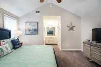 We Love Pets! 6ft Fenced in Backyard and Pet Amenities.