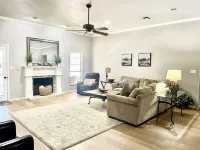 Large 3 bed/2 bath luxury home in central location! Hotels near Evergreen Cemetery