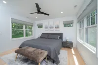 AMAZING NEWER HOME WITH LAKE VIEWS, steps away from shops and restaurants. - 3성급