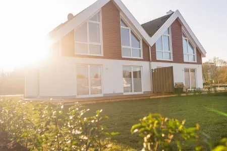 Newly built vacation home with many highlights (sauna, fireplace and first lake location)