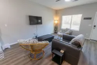 3Br Furnished Near McConnell AFB & Spirit Fast Wi‑Fi & Parking 위치타 호텔