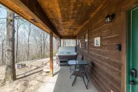 Rustic Coyote Ridge Cabin with a Hot Tub
