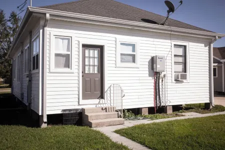 Charming Meets Modern 2-Bedroom Cottage