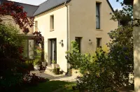 Quiet, bright upscale holiday cottage in the center of Bayeux, with garden