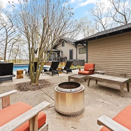 Heated pool and steps from downtown Saugatuck! Family-friendly retreat